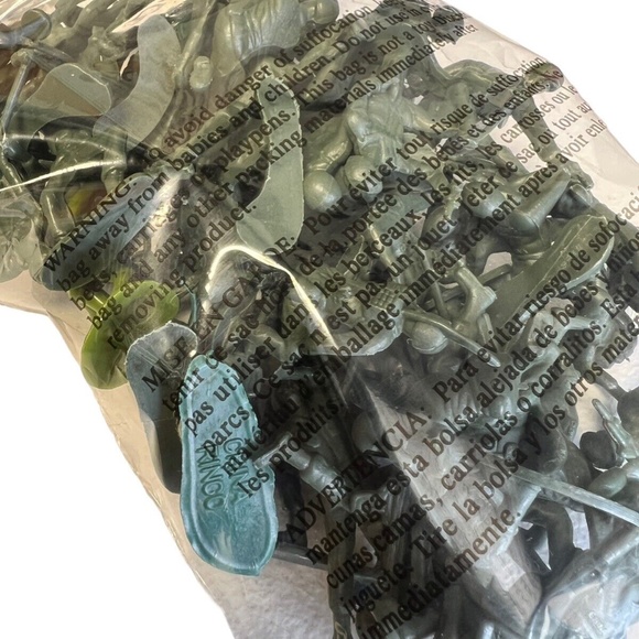 Kids Toys Plastic Green Soldier Men 1" Action Figure - Picture 2 of 4